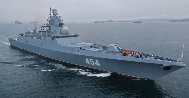 Trong tác chiến phòng không, tàu được trang bị tổ hợp tên lửa đối không tầm trung Shtil-1 với 3 module phóng thẳng đứng 3S90E. Mỗi module chứa 12 tên lửa 9M317E đạt tầm phóng đến 50km.