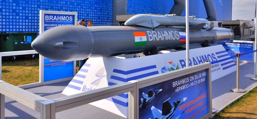 “Chúng tôi sẽ mua các tên lửa BrahMos”, ông Delfin Lorenzana nói sau lễ kí kết.