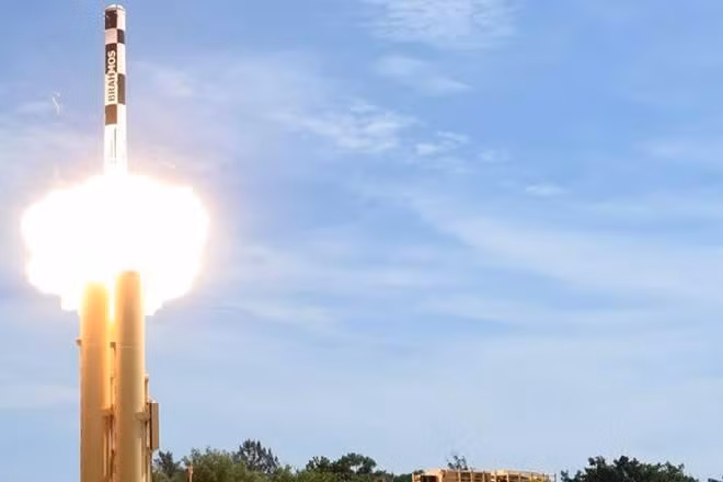 Mẫu cơ bản của tên lửa BrahMos dài 9m, nặng 3 tấn, có tầm bắn 300 km, tốc độ 3.700 km/h.