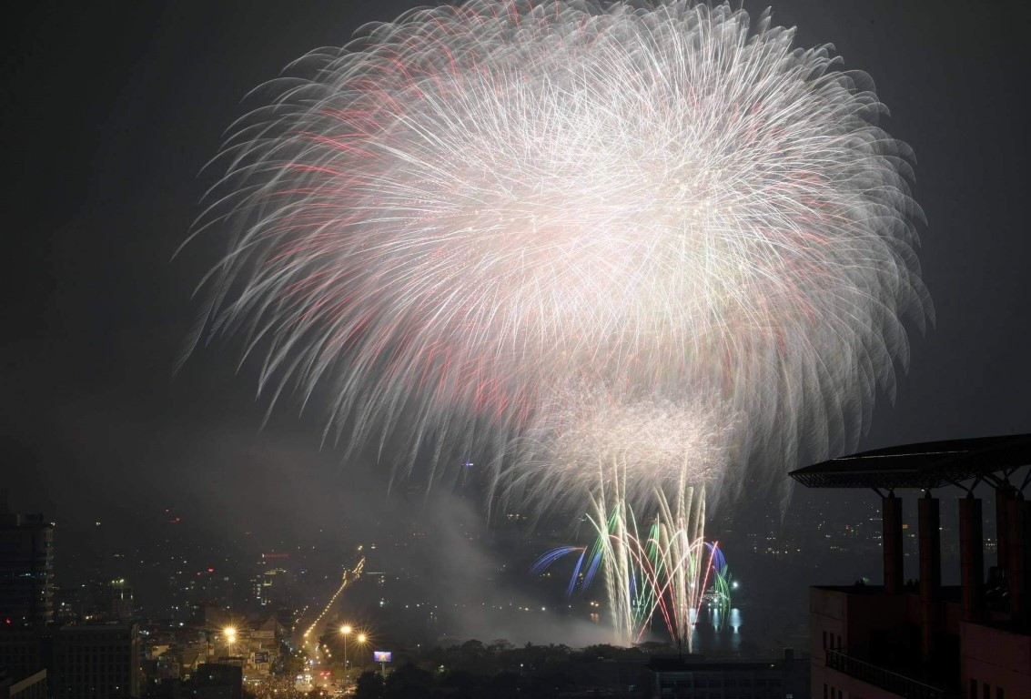 Nhiều người dân sinh sống trong các khu dân cư xung quanh khu vực, đặc biệt là từ những tòa nhà chung cư cao tầng, cũng may mắn có cơ hội được thưởng thức trọn vẹn màn trình diễn này.