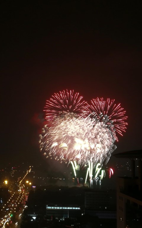 Trên nhiều tuyến phố khác ở Thủ đô Hà Nội, đặc biệt ở khu vực Hồ Gươm, số lượng người đi du xuân đêm Giao thừa ít hơn hẳn so với mọi năm.