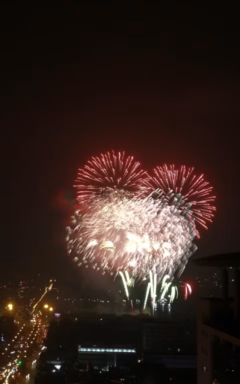 Trên nhiều tuyến phố khác ở Thủ đô Hà Nội, đặc biệt ở khu vực Hồ Gươm, số lượng người đi du xuân đêm Giao thừa ít hơn hẳn so với mọi năm.