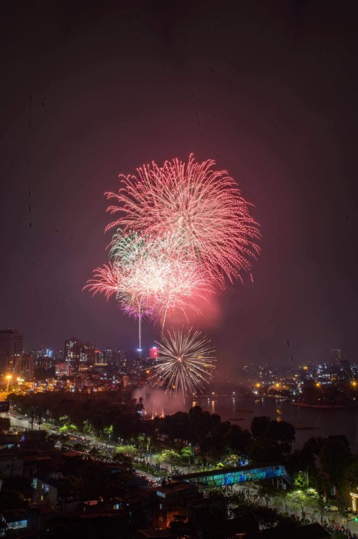 Thay vì 30 điểm bắn pháo hoa mừng xuân Tân Sửu 2021 như dự kiến ban đầu, Hà Nội chỉ tố chức duy nhất một điểm bắn pháo hoa tại Công viên Thống Nhất.