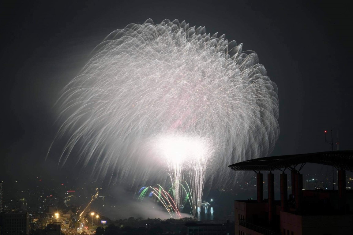 Màn trình diễn đầy màu sắc vào khoảnh khắc Giao thừa đã khiến cho không ít người phải ngỡ ngàng với vẻ đẹp mãn nhãn và rất "hoành tráng".