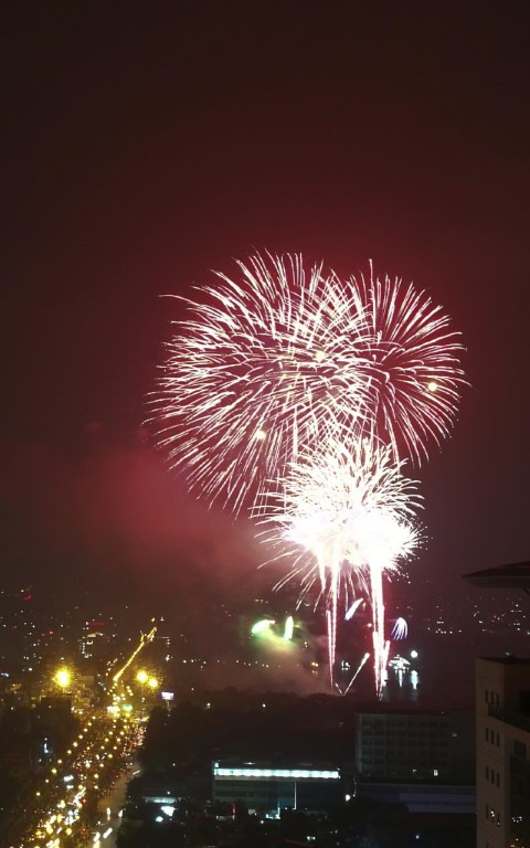 Đây có thể coi là một đêm Giao thừa đặc biệt khi mà cả Hà Nội, lẫn người dân Thủ đô đều như chậm lại.