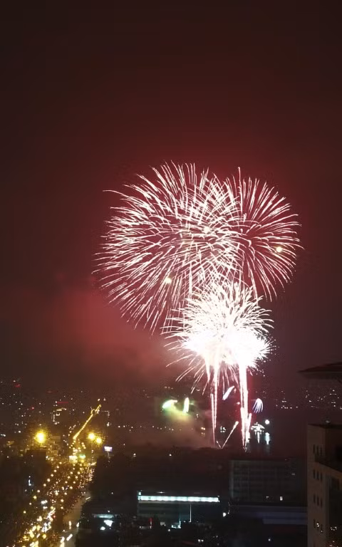 Đây có thể coi là một đêm Giao thừa đặc biệt khi mà cả Hà Nội, lẫn người dân Thủ đô đều như chậm lại.