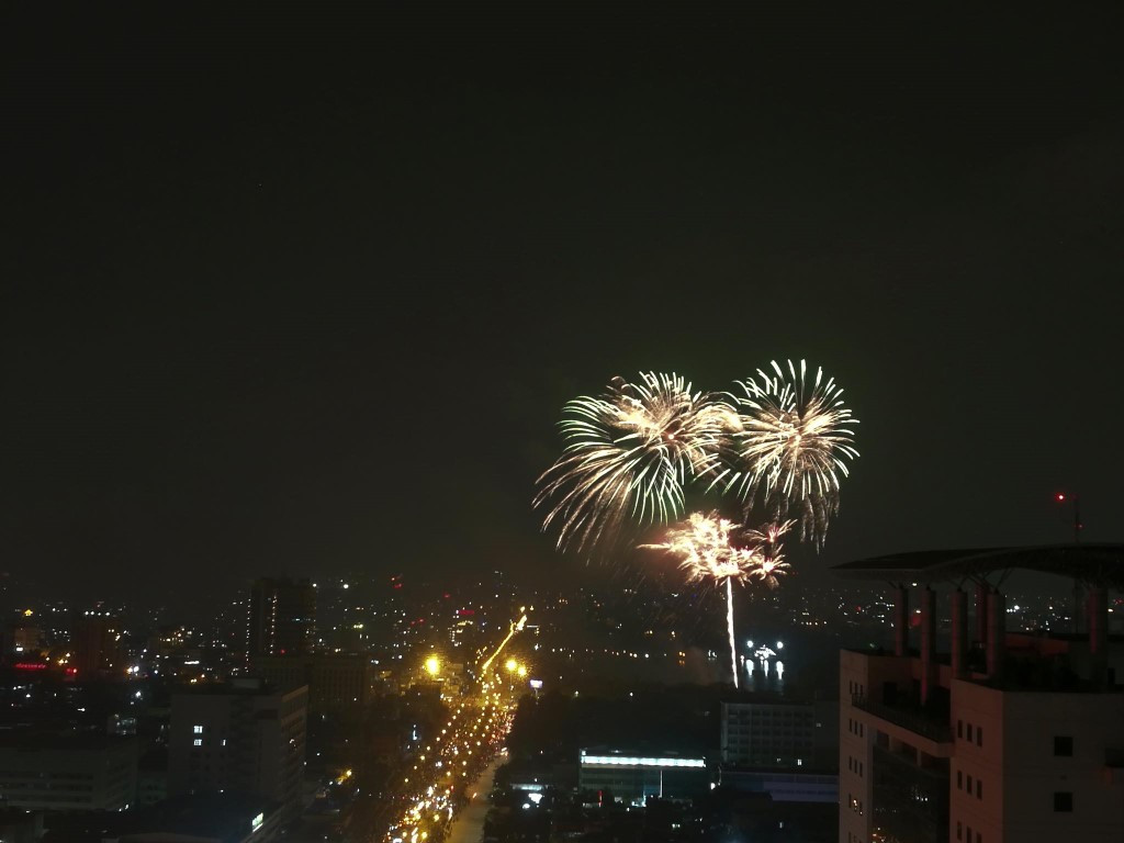 Tuy nhiên, không vì vậy mà không khí của đêm Giao thừa bớt đi sự thiêng liêng như mọi khi.