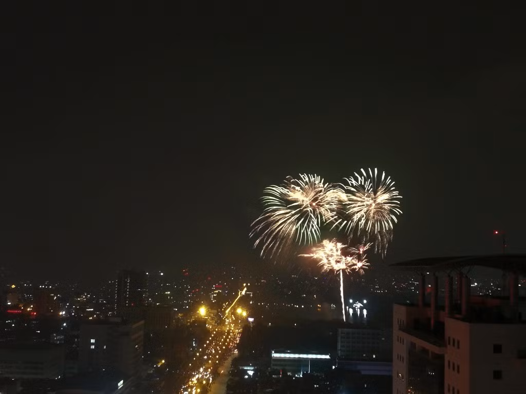 Tuy nhiên, không vì vậy mà không khí của đêm Giao thừa bớt đi sự thiêng liêng như mọi khi.