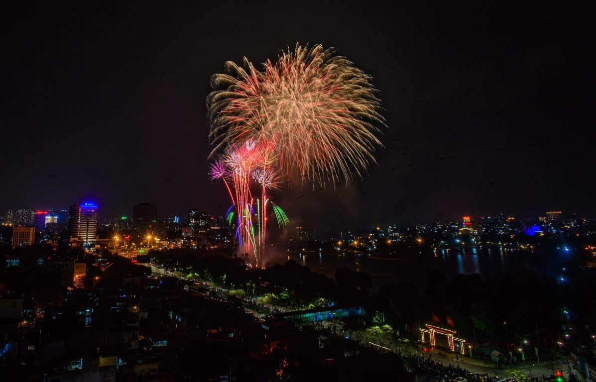 Mặc dù vậy, những khán giả thưởng thức màn trình diễn pháo hoa mừng Giao thừa qua sóng truyền hình cũng không phải thất vọng với màn trình diễn cực kỳ đẹp mắt.