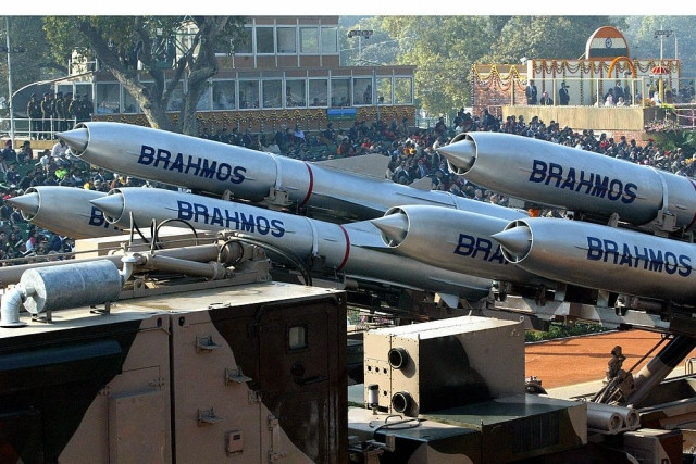 Thêm vào đó, các tổ hợp tên lửa BrahMos bờ đối hạm cũng tỏ ra rất phù hợp với Việt Nam, đơn giản là do phiên bản bờ đối hạm của BrahMos dùng chung tiêu chuẩn kỹ thuật với tổ hợp K-300P Bastion-P mà chúng ta đang sở hữu.