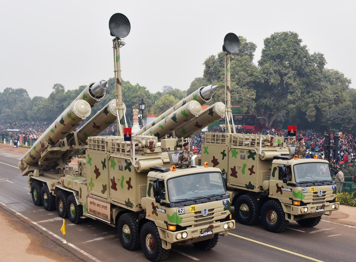 Cụ thể, tên lửa BrahMos có trọng lượng phóng rất nặng, lên tới gần 3 tấn và yêu cầu phải có một loại tàu chiến kích thước lớn. Bản thân Ấn Độ cũng chỉ có thể thử nghiệm loại tên lửa này trên tàu khu trục.