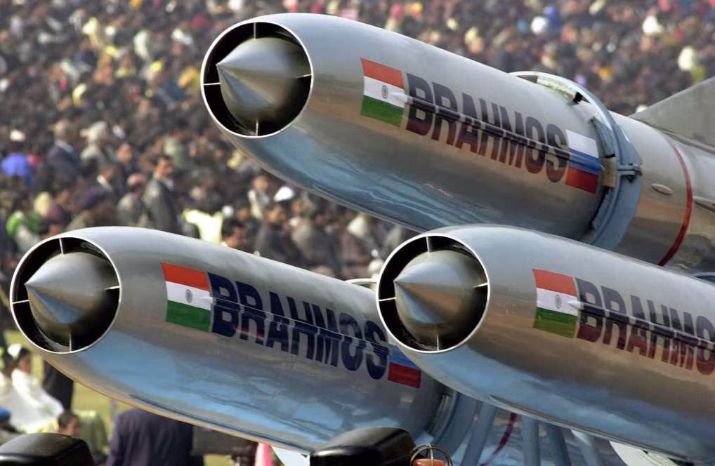 Hiện tại, dòng tiêm kích Su-30MK2 của Việt Nam cũng có rất nhiều tính năng kỹ, chiến thuật tương đồng với Su-30MKI của nước bạn. Vậy nên phiên bản phóng từ cơ cấu trên không của tên lửa hành trình BrahMos của Ấn Độ sẽ tỏ ra khá phù hợp với chúng ta.