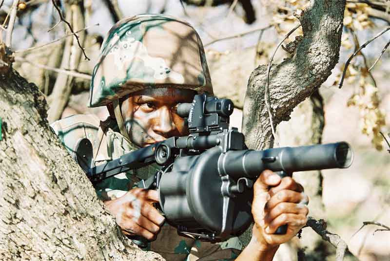 Thực tế thì súng phóng lựu cầm tay là vũ khí cá nhân, tuy nhiên trên chiến trường nó sẽ cung cấp hỏa lực mạnh và nguy hiểm không thua kém gì các loại vũ khí cộng đồng như súng cối. Nguồn ảnh: Pinterest.