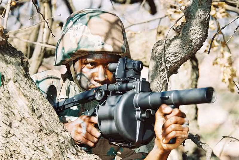 Thực tế thì súng phóng lựu cầm tay là vũ khí cá nhân, tuy nhiên trên chiến trường nó sẽ cung cấp hỏa lực mạnh và nguy hiểm không thua kém gì các loại vũ khí cộng đồng như súng cối. Nguồn ảnh: Pinterest.