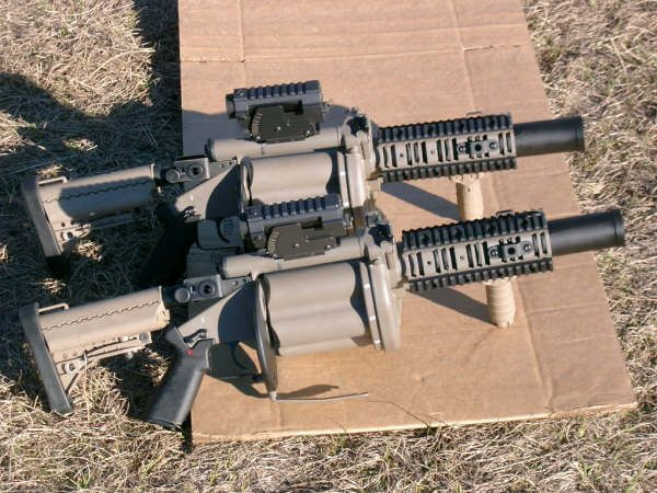 Với ưu điểm có thể phóng được đạn bay theo đường vòng cung, súng phóng lựu luôn là lựa chọn hữu hiệu và an toàn nhất để "lùa" quân địch ra khỏi vị trí ẩn nấp. Nguồn ảnh: Pinterest.