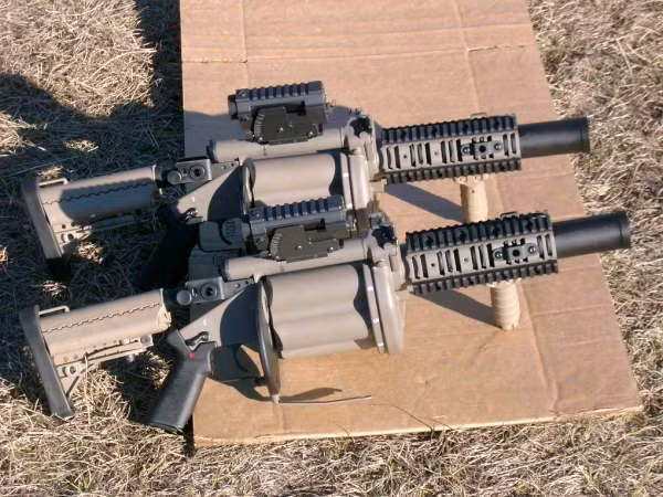 Với ưu điểm có thể phóng được đạn bay theo đường vòng cung, súng phóng lựu luôn là lựa chọn hữu hiệu và an toàn nhất để "lùa" quân địch ra khỏi vị trí ẩn nấp. Nguồn ảnh: Pinterest.