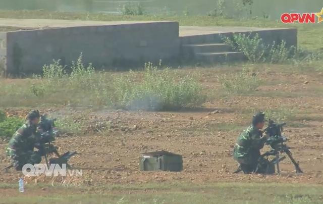 Khác với M-79, khẩu súng phóng lựu ổ đạn xoay này có khả năng phóng liên tiếp nhiều phát đạn, cho phép xạ thủ điều chỉnh đường đạn ngay sau phát bắn đầu tiên, đảm bảo độ chính xác cao ở những phát bắn tiếp theo. Nguồn ảnh: QPVN.