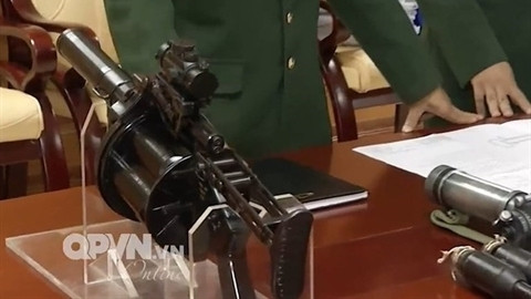 Quân đội Việt Nam cũng đã tự chủ sản xuất được loại súng phóng lựu này, phiên bản Milkor MGL nội địa được chúng ta tự sản xuất có tên gọi SPL6 - Súng Phóng Lựu 6. Nguồn ảnh: QPVN.