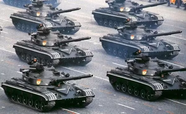 Hệ truyền động của T-64 khá hiện đại với 4 con lăn hồi chuyển mỗi bên, bánh răng phát động với 12 răng, 6 bánh xích nhỏ và bề mặt lồi ra ngoài giống như đáy một con dấu.