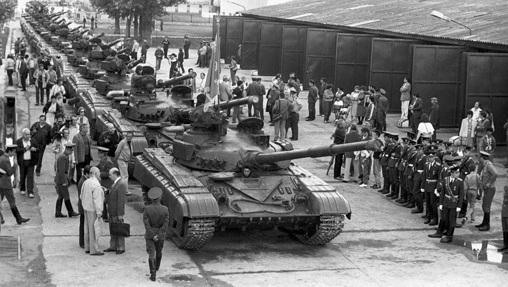 Không phải T-80 mà chính xe tăng chủ lực T-64 mới là biểu tượng của quân đội Liên Xô. Đây là dòng xe tăng đầu tiên trên thế giới trang bị giáp composite, hệ thống nạp đạn tự động cùng nhiều công nghệ tối tân khác lúc bấy giờ.