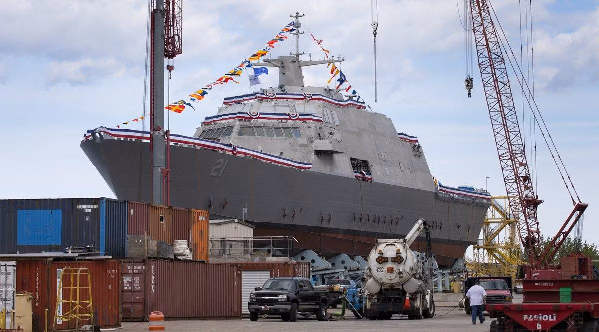 Lễ biên chế tàu tác chiến ven bờ USS Minneapolis-St. Paul dự kiến diễn ra vào đầu năm nay, song bị hoãn lại sau khi các kỹ sư phát hiện lỗi trong hệ thống động lực của chiến hạm, hải quân Mỹ cho biết trong thông cáo ngày 1-2-2021. Hải quân Mỹ chưa cho biết thời điểm chiến hạm được biên chế sau khi sửa chữa.