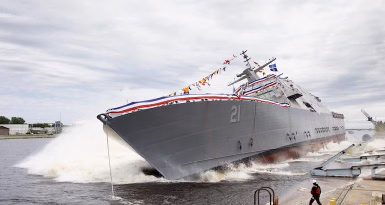 Chiến hạm lớp Freedom được các bị các loại vũ khí hiện đại giúp khả năng công thủ toàn diện. Cụ thể chúng được trang bị pháo hải quân Mk 110 57 mm, hai pháo Mk 44 30mm, một cụm ống phóng chứa 21 tên lửa phòng không RIM-116, 8 tên lửa RGM-184A chuyên tấn công mục tiêu trên biển và trên bộ. Chiến hạm có thể được trang bị 24 tên lửa AGM-114L để tấn công mục tiêu trên bộ và một tổ hợp vũ khí laser công suất 150 kW.