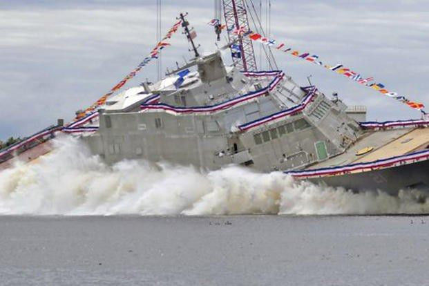 "Khiếm khuyết thiết kế mới phát hiện trên chiến hạm lớp Freedom liên quan đến vòng bi trong bộ ly hợp tốc độ cao của hệ thống tích hợp, buộc nhà thầu công nghiệp và hải quân phải khắc phục cho những chiến hạm đang được đóng và một số tàu đã được biên chế vào các hạm đội", ông Alan Baribeau, phụ trách truyền thông cho Bộ chỉ huy Hệ thống Hàng hải của hải quân Mỹ, cho biết.