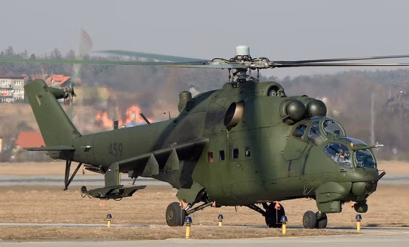 Ngoài ra trực thăng Mi-24 còn có thể tấn công đối phương bằng bom thông thường không có điều khiển. Hình ảnh Mi-24 đang cắt bom trên đầu mục tiêu.