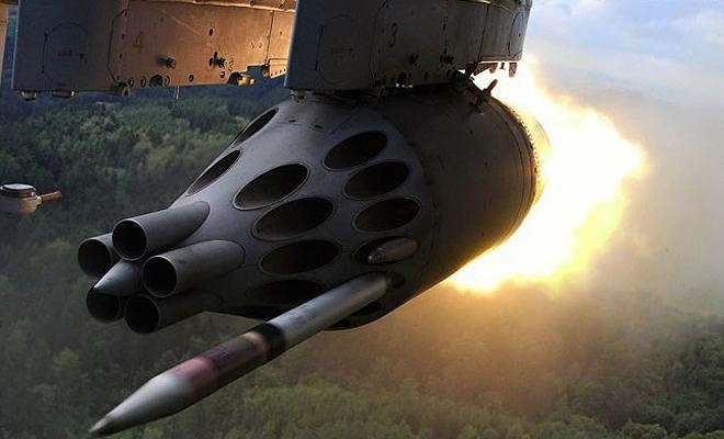Mi-24 cũng được xem là loại trực thăng chiến đấu độc đáo nhất thế giới với khả năng vừa chở quân (như trực thăng vận tải), vừa có hỏa lực cực mạnh. Trong hình là cửa khoang chở quân của trực thăng Mi-24 đang được mở ra.