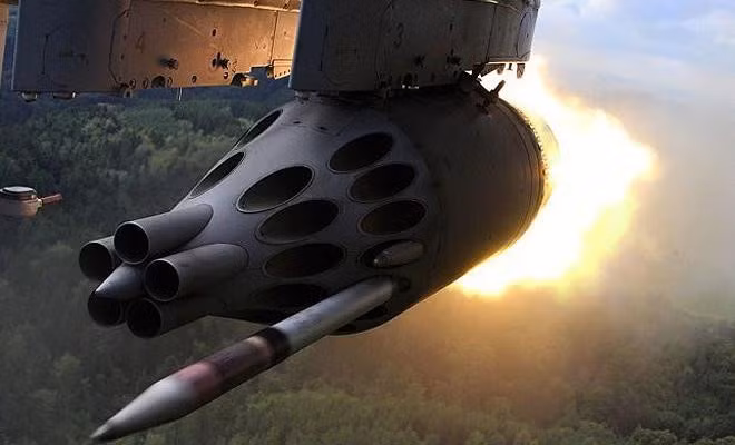 Mi-24 cũng được xem là loại trực thăng chiến đấu độc đáo nhất thế giới với khả năng vừa chở quân (như trực thăng vận tải), vừa có hỏa lực cực mạnh. Trong hình là cửa khoang chở quân của trực thăng Mi-24 đang được mở ra.