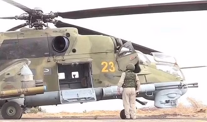 Những chiếc Mi-24 có khả năng chở được 8 lính có vũ trang hoặc 4 cáng cứu thương, hay 2,4 tấn hàng hóa.