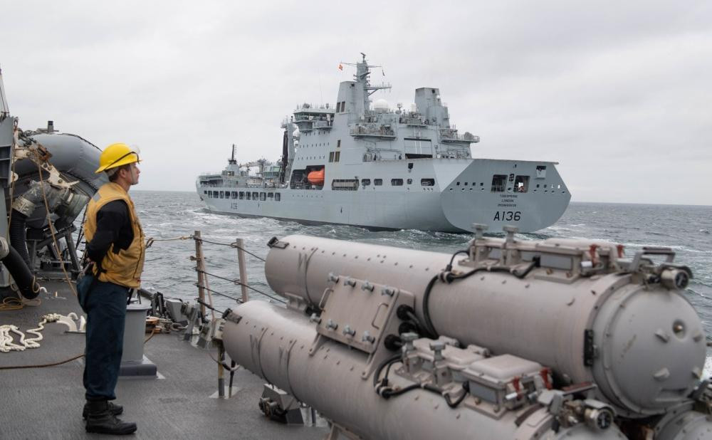 Theo những gì được các thủy thủ Mỹ kể lại, tàu chiến Nga giữ cự ly chỉ cách vài trăm mét, dường như họ sẵn sàng thực hiện hành động cứng rắn tương tự như đã làm với chiến hạm Anh.