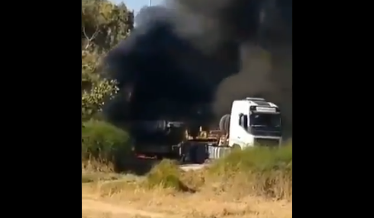 Có vẻ như chiếc Merkava này đang được vận chuyển tới điểm nóng giao tranh giữa Israel và Palestine, không rõ số phận của kíp lái cũng như của người tài xế điều khiển chiếc xe đầu kéo.