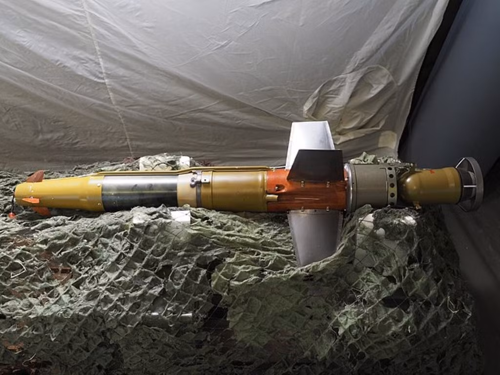 Loại tên lửa này có tầm bắn tối đa 5.500 mét, phiên bản Kornet-EM đời mới thậm chí có thể bắn trúng mục tiêu ở khoảng cách 10 km,và là một trong những loại súng chống tăng có tầm bắn xa nhất hiện nay. Nguồn ảnh: Twitter.