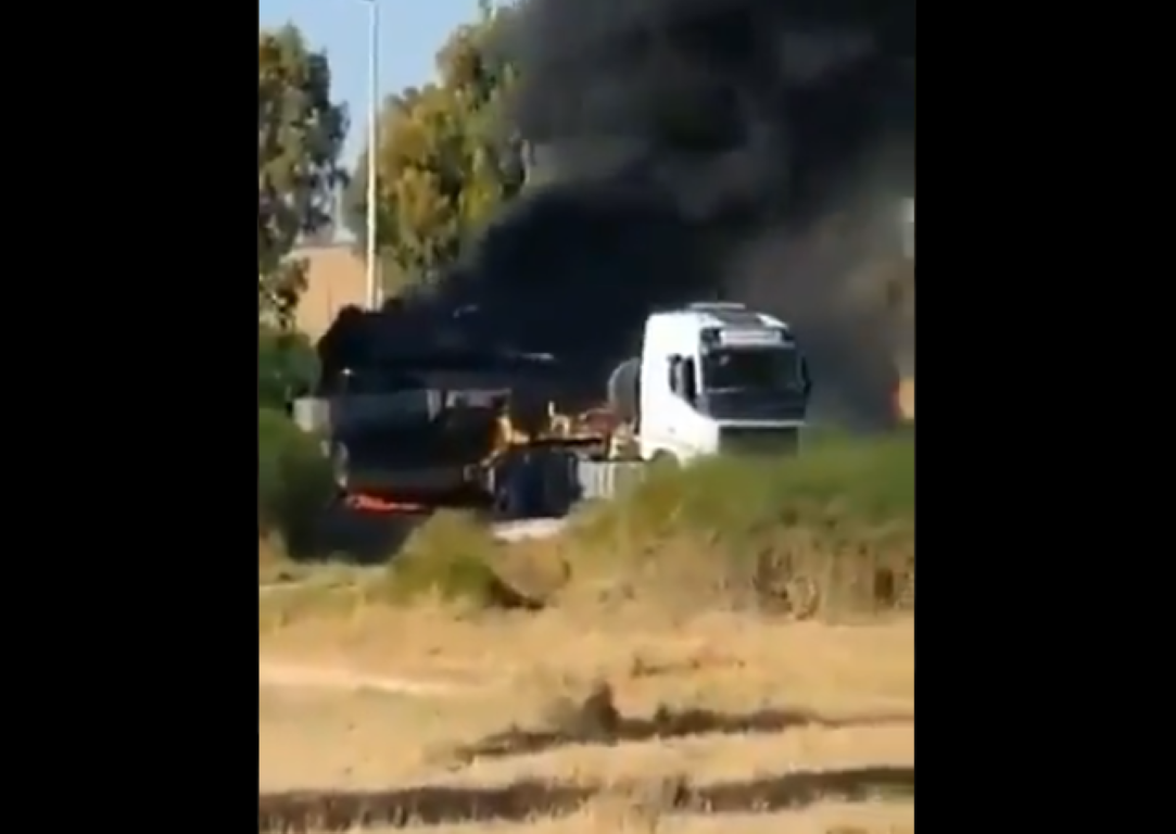 Theo hình ảnh ghi lại tại hiện trường, có thể thấy rõ hình dáng của chiếc xe tăng Merkava đã bốc cháy nghi ngút, ngay khi còn đang được đặt trên trailer xe container.