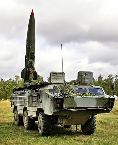 Toàn bộ cơ cấu phóng của Tochka được đặt trên khung gầm vận tải BAZ-5921. Đây là loại khung gầm có khả năng di chuyển trên đường bằng với tốc độ tối đa lên tới 60 km/h, bơi được dưới nước với tốc độ tối đa 8 km/h.