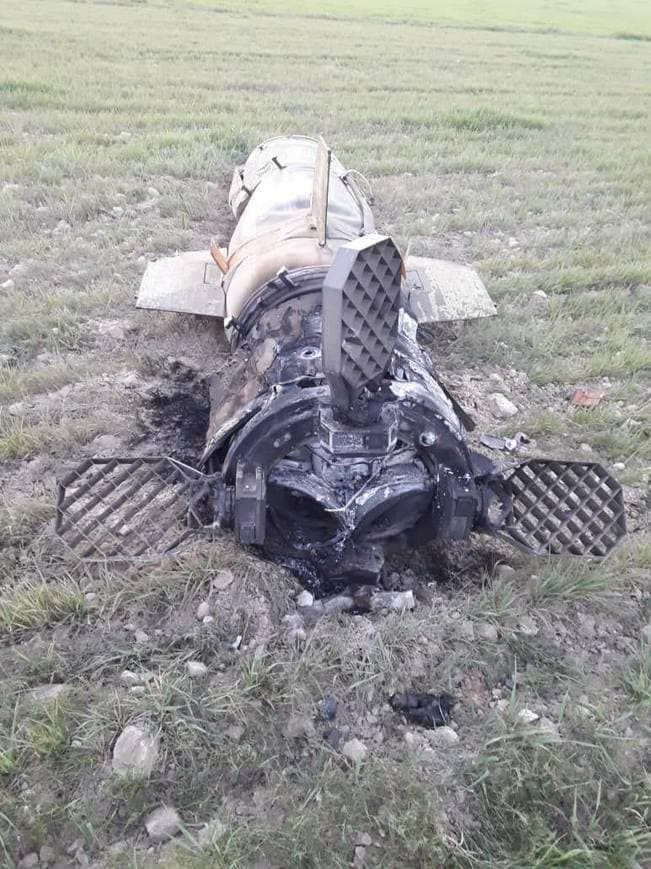 Truyền thông Syria cáo buộc, Thổ Nhĩ Kỳ đứng sau các hành động ăn trộm và buôn lậu dầu mỏ từ quốc gia này. Bản thân lực lượng dân quân do người Thổ hậu thuẫn cũng hưởng lợi lớn từ nguồn dầu mỏ của Syria.