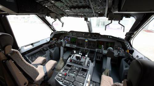 P-1 được ứng dụng những công nghệ hàng không hiện đại hàng đầu thế giới, khoang lái được thiết kế hiện đại với các màn hình LCD để hiển thị thông tin bay.