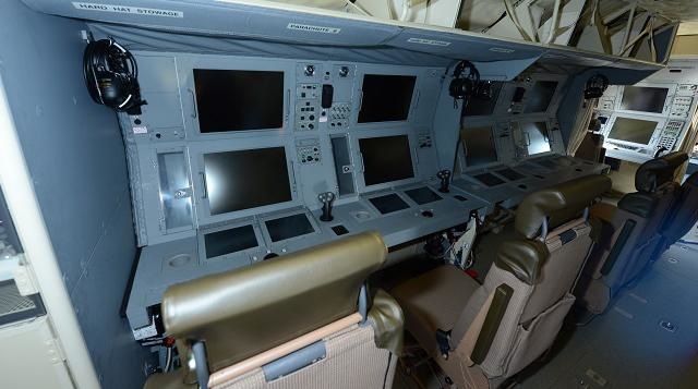 Phi hành đoàn trên máy bay gồm 13 người, trong đó có 2 phi công và 11 nhân viên điều khiển các hệ thống điện tử, vũ khí.