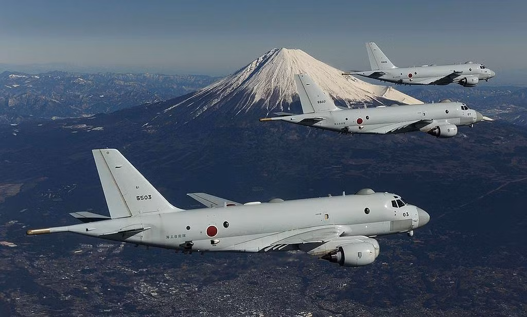 Kawasaki P-1 cũng có kết cấu khung thân lớn hơn dòng máy bay săn ngầm huyền thoại P-3C Orion, nên nó có tầm hoạt động lớn hơn, kể cả khi hoạt động ở độ cao thấp. Đây được coi là một trong số những máy bay tác chiến săn ngầm mạnh nhất thế giới hiện nay.