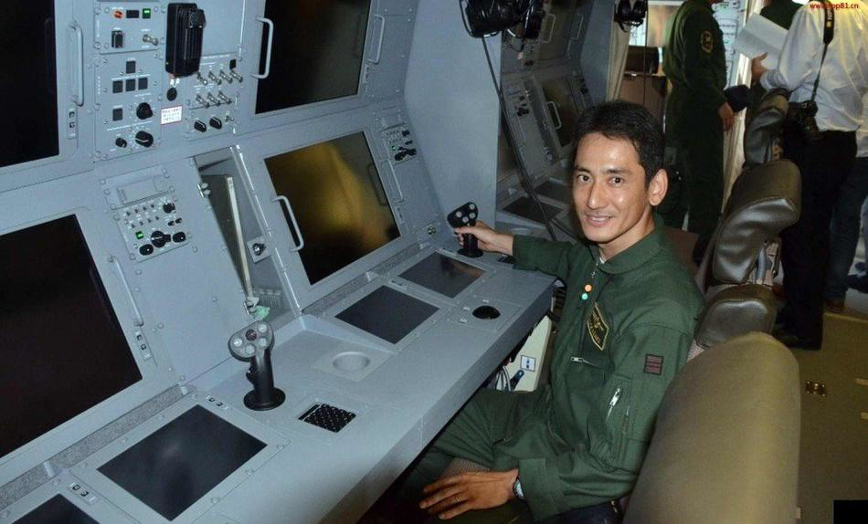 P-1 được trang bị hệ thống radar mạng pha quét chủ động Toshiba HPS-206; thiết bị phát hiện từ tính lạ bố trí ở cái đuôi dài kỳ dị phía sau máy bay và thiết bị phát hiện tín hiệu hồng ngoại.