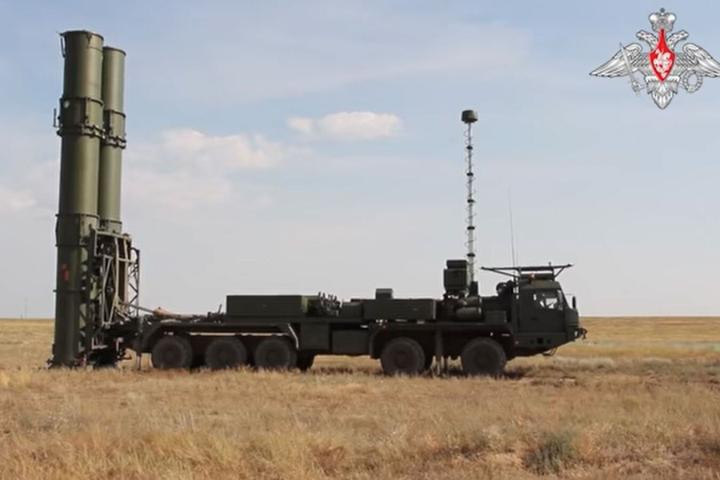 Đồng thời, ông Shoigu nhấn mạnh rằng tầm quan trọng của việc chuyển giao các hệ thống như S-350, S-500 và S-550 cho Lực lượng vũ trang, nhưng ít chuyên gia có thể cho rằng tổ hợp phòng không mới nhất sẽ được đưa vào trang bị ngay cuối năm 2021.