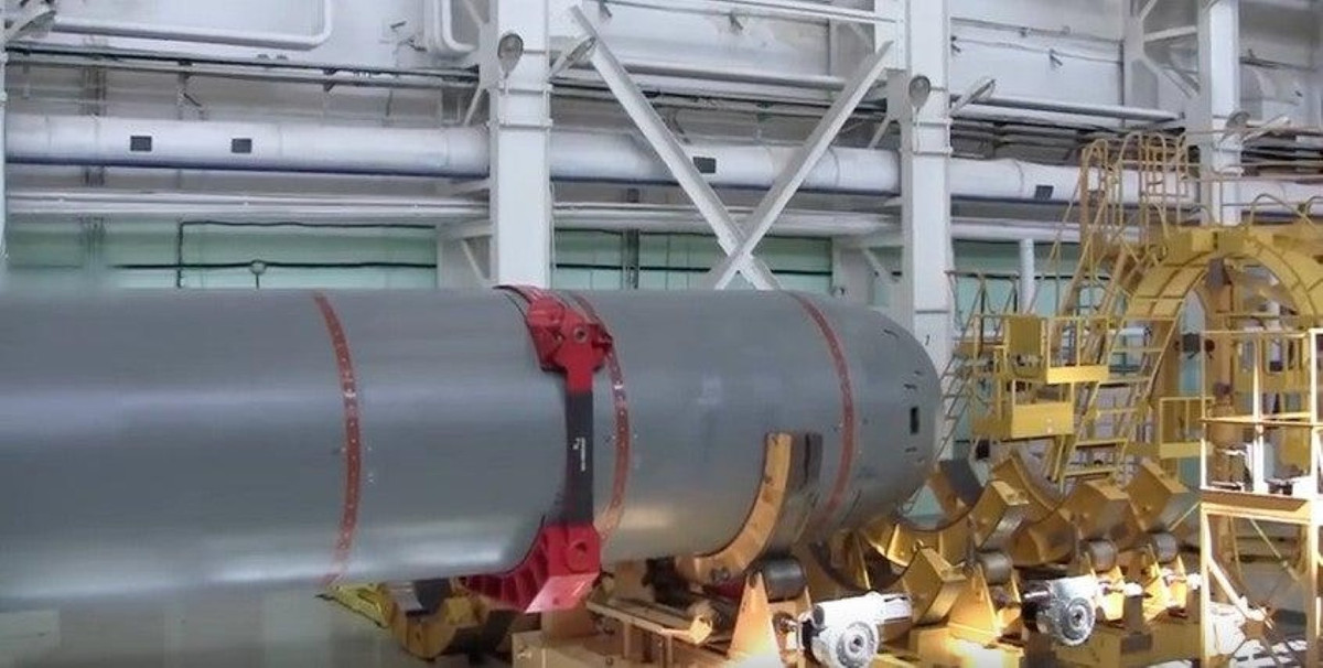 Poseidon được thiết kế mang theo đầu đạn nhiệt hạch với đương lượng nổ lên tới 100 MT, đủ sức tạo sóng thần cao 500 m, xóa sổ toàn bộ một dải bờ biển rộng lớn và còn gây nhiễm xạ kéo dài, bởi vậy nó được gọi là “Ngư lôi ngày tận thế”.