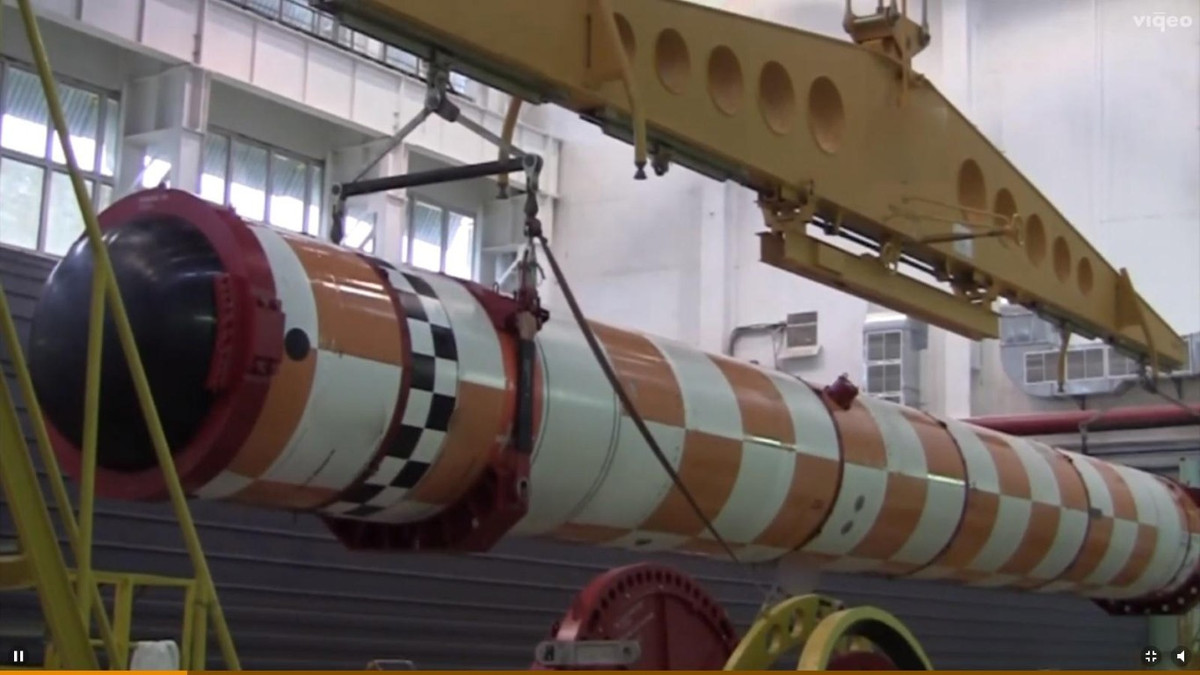 Vấn đề gây nghi ngờ nữa của ngư lôi Poseidon đó là theo tuyên bố của Nga thì nó có tầm bắn không giới hạn, tức là có thể triển khai từ một căn cứ bí mật trong lãnh hải nước này để gia tăng xác suất qua mặt toàn bộ hệ thống cảnh giới của đối phương