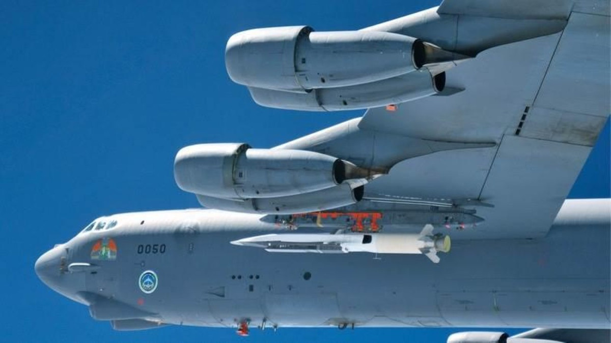 Tuy nhiên khả năng cao nhất mà nhóm tàu chiến Hải quân Nga tiến hành vẫn là theo dõi các vụ phóng tên lửa siêu thanh của Mỹ, trong đó vai trò chủ công được xác định là chiếc Nguyên soái Krylov, còn những khu trục hạm và tuần dương hạm đi kèm chỉ để bảo vệ nó mà thôi.