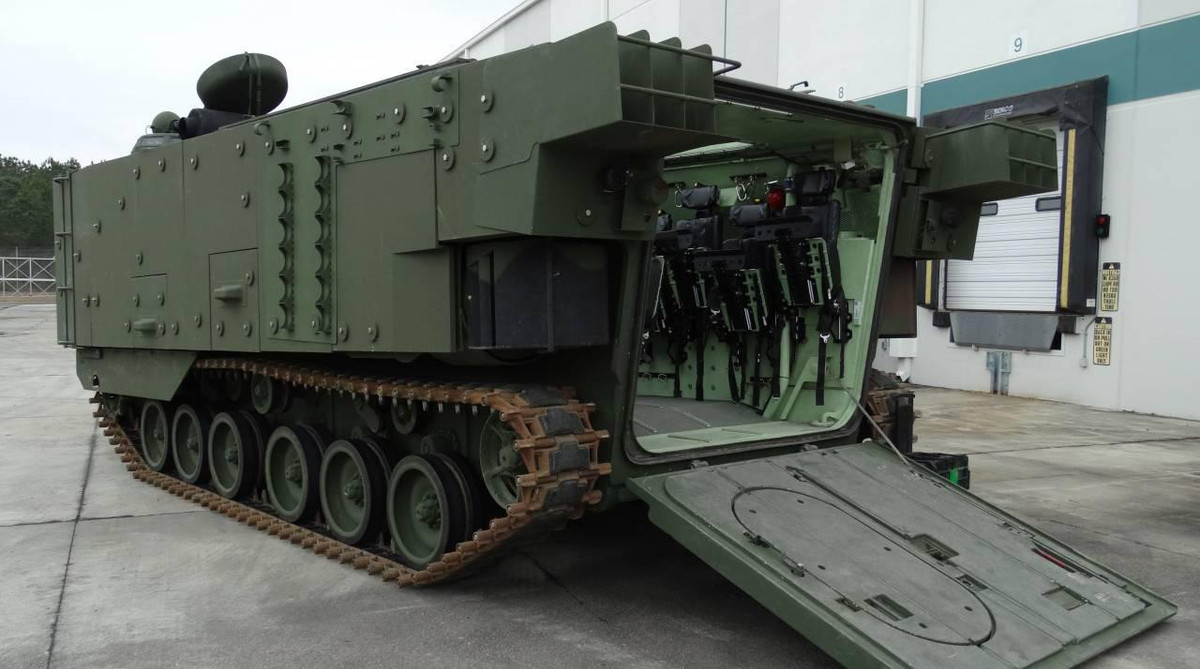 So với các loại xe thiết giáp đổ quân cùng thời, xe AAV7A1 được đánh giá với nhiều ưu điểm như có khả năng mang theo 21 binh sĩ.