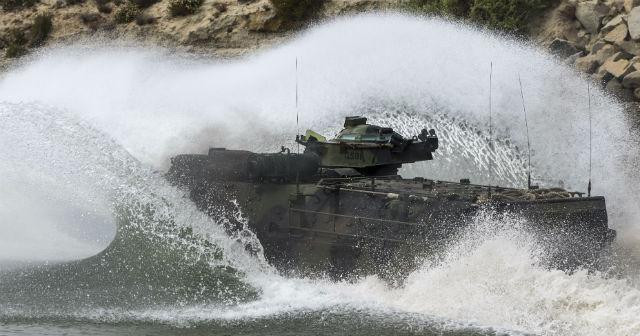 Xe có cửa đổ quân ở trên nóc hoặc bộ binh cũng có thể di chuyển ra khỏi xe từ phía cửa lớn phía sau xe.