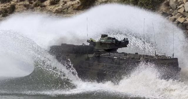 Xe có cửa đổ quân ở trên nóc hoặc bộ binh cũng có thể di chuyển ra khỏi xe từ phía cửa lớn phía sau xe.