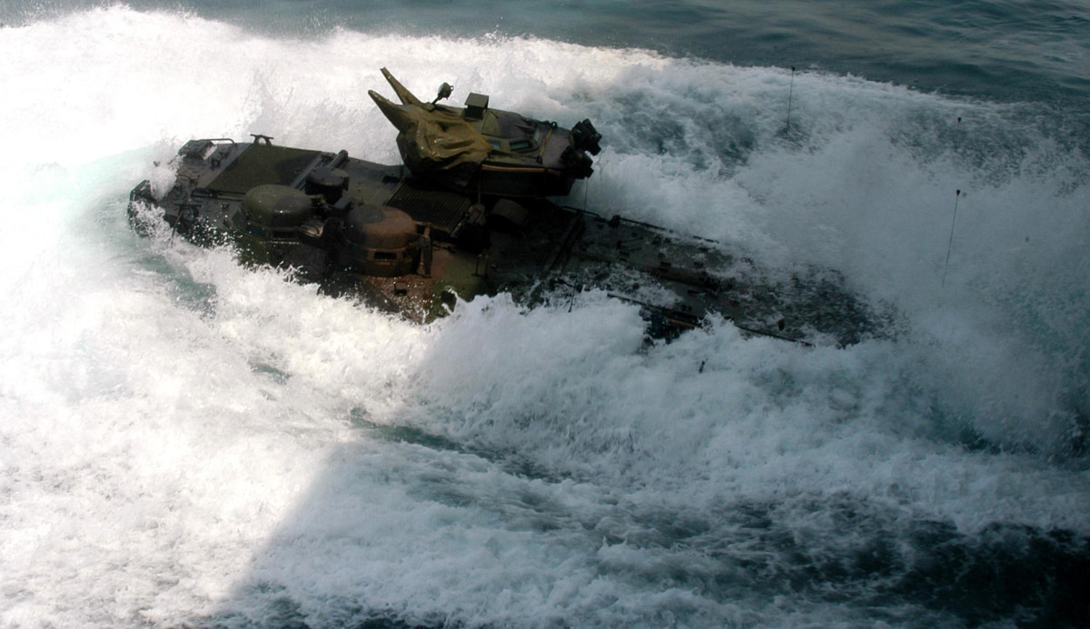 "Chúng chỉ quay lại hoạt động dưới nước nếu cần để ứng phó khủng hoảng", Thiếu tá James Stenger nhấn mạnh.