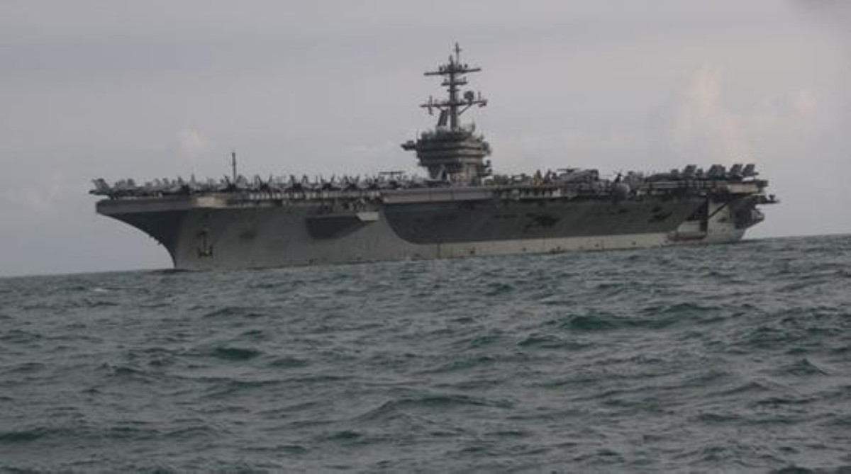 Đội hộ tống tàu sân bay cũng rất hùng mạnh gồm 2-3 tuần dương hạm lớp Ticonderoga, 3-4 tàu khu trục lớp Arleigh Burke, 1-2 tàu ngầm tấn công hạt nhân, 1-2 tàu hậu cần.